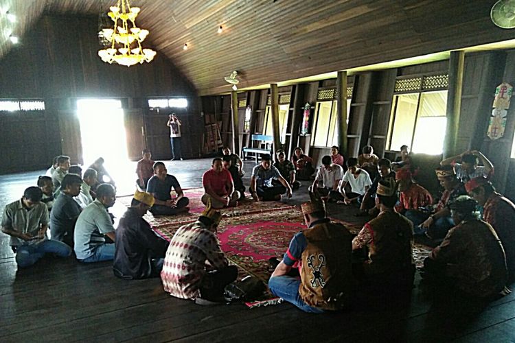 Suasana sidang adat Dayak atas kasus pemukulan warga oleh seorang perwira TNI Angkatan Udara di Pangkalan Bun, Jumat (17/6/2017)