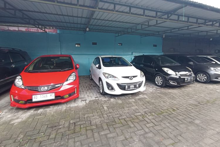 Hati-hati membeli mobil matik bekas, pastikan transmisinya prima. Ilustrasi mobil matik parkir.