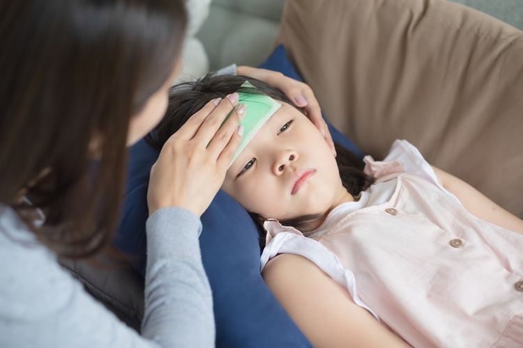 Meski mirip, bukan berarti DBD dan influenza tidak memiliki perbedaan gejala. Anak yang terjangkit influenza biasanya juga mengalami gejala gangguan pernapasan, seperti pilek, hidung tersumbat, atau batuk. Sementara, DBD tidak menyebabkan gangguan tersebut.
