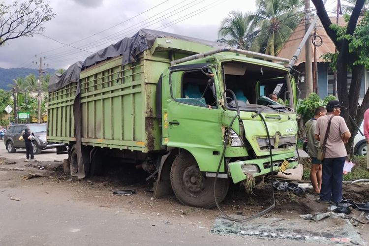 Detik-detik Truk Hantam 5 Kendaraan di Padang, Rush Ringsek, 4 Tewas