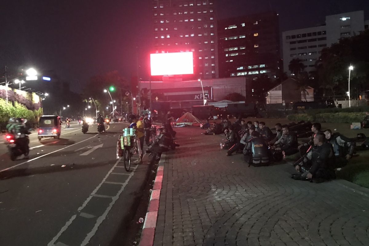 Suasana seputar Tugu Tani pascabentrokan pada Selasa (13/10/2020) sore.