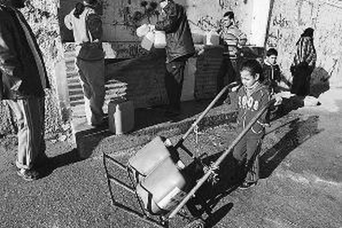 Warga Palestina bergegas mengambil air dengan jeriken menyusul sebuah gempuran pesawat udara Israel atas Rafah, di kawasan selatan Jalur Gaza, Selasa (13/1). Rafah menjadi sasaran gempuran Israel berkenaan dengan adanya terowongan bawah tanah yang dituduh telah dipakai pejuang Palestina untuk menyelundupkan senjata dan roket. Israel juga menggempur Gaza City.