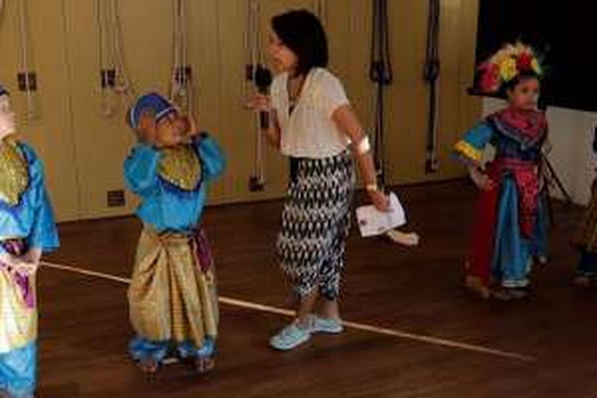 Kegiatan anak-anak belajar menari di Dharmakara