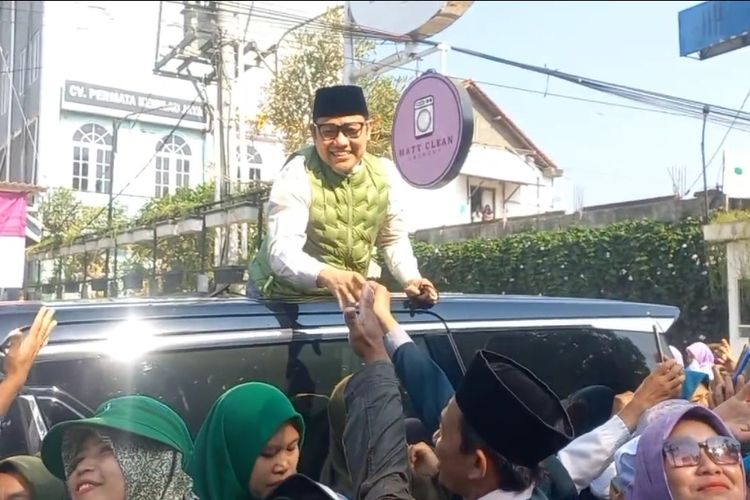 Bakal Cawapres Muhaimin Iskandar (Cak Imin) berkunjung ke Ponpes Darut Tauhid, Kedungsari, Purworejo, Jawa Tengah pimpinan KH Thoifur Mawardi pada Rabu (11/10/2023). 