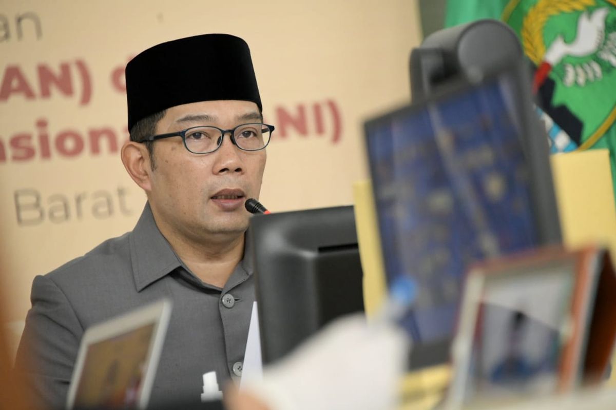 Gubernur Jawa Barat (Jabar) Ridwan Kamil saat memimpin upacara peringatan Hari Keluarga Nasional (Harganas) yang dirangkaikan dengan Hari Anak Nasional (HAN) dan Hari Anti Narkotika Internasional (HANI) tingkat provinsi secara virtual di Gedung Pakuan, Kota Bandung, Senin (29/6/2020).