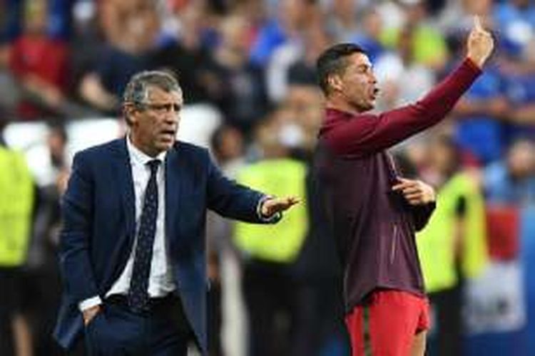 Fernando Santos dan Cristiano Ronaldo menyemangati para pemain Portugal dari tepi lapangan pada final Piala Eropa 2016, Minggu (10/7/2016).