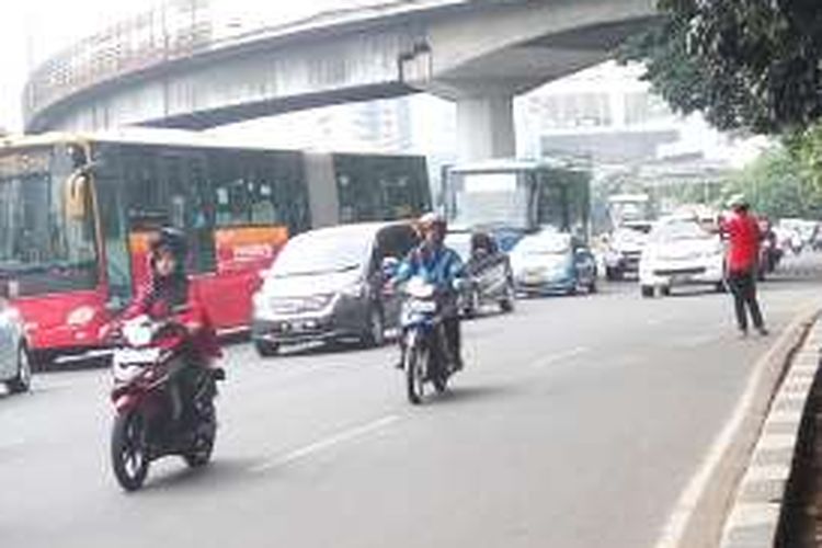 Salah satu joki three in one di Jalan Gatot Soebroto, Jakarta Selatan pada Selasa (5/4/2016). Uji coba penghapusan sistem three in one ternyata belum diketahui oleh sebagian joki