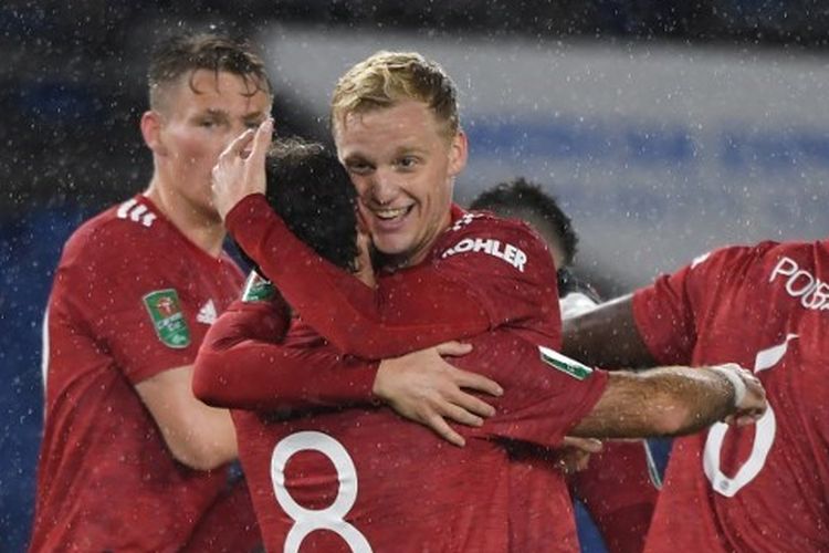 Gelandang Manchester United, Donny van de Beek, memeluk Juan Mata usai gelandang asal Spanyol tersebut mencetak gol kedua Setan Merah pada laga Piala Liga Inggris kontra Brighton pada Kamis (1/10/2020) dini hari WIB.