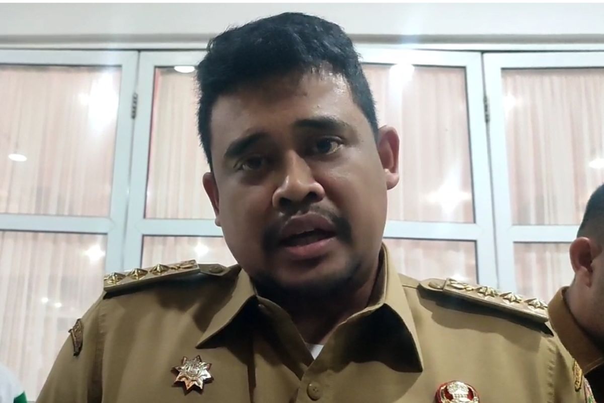 Gubernur Sumut, Bobby Nasution saat diwawancarai di rumah dinasnya, Senin (23/6/2025) malam