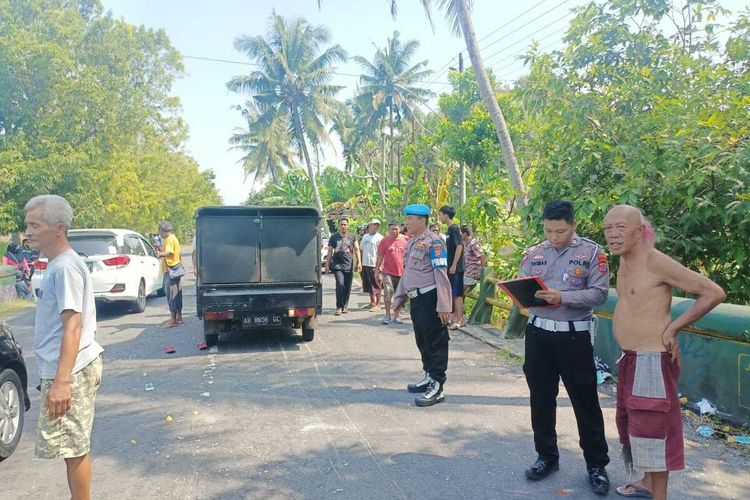 Polisi mengolah tempat kejadian kecelakaan di Pedukuhan Kalisoka, Kalurahan Margosari, Kapanewon Pengasih, Kabupaten Kulon Progo, Daerah Istimewa Yogyakarta, Senin (25/4/2023).