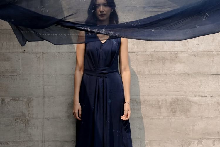 Sheila Dara di film Sore mengenakan dress biru karya brand lokal SukkhaCitta. Simak kisah di baliknya dan harganya yang sekitar Rp 3,9 jutaan.