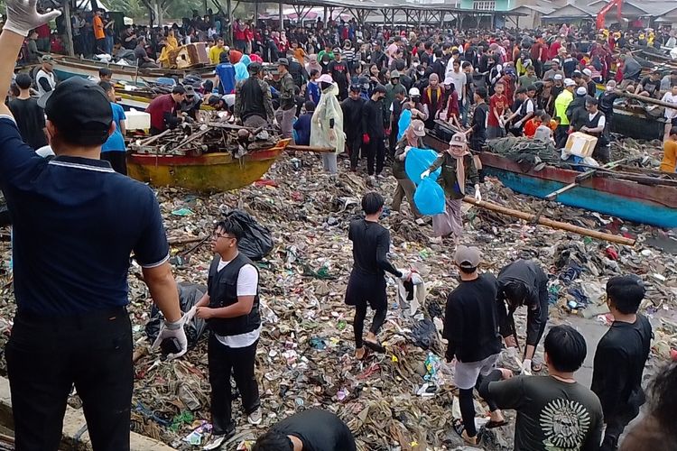 Aksi bersih Pantai Sukaraja, Bandar Lampung yang dilakukan ribuan warga dan Tiktoker Pandawara Grup, Senin (10/7/2023).