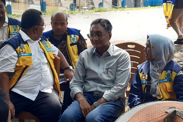 Menteri Pekerjaan Umum (PU) Dody Hanggodo berdialog dengan petani di Bendungan Colo atau Dam Colo Kecamatan Nguter, Sukoharjo, Jawa Tengah, Sabtu (8/2/2025).