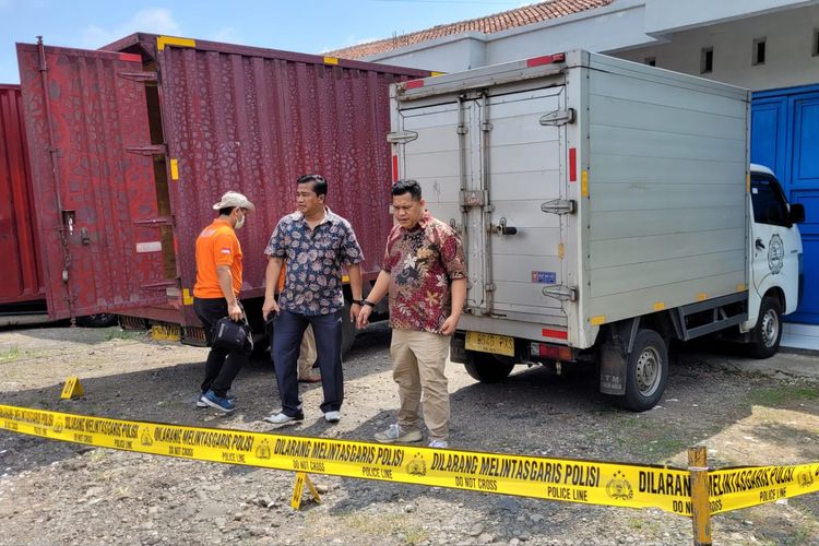 Polisi melakukan olah TKP perampokan di gudang perusahaan jasa ekspedisi, Kedungrandu, Kecamatan Patikraja, Kabupaten Banyumas, Jawa Tengah, Jumat (8/12/2023).