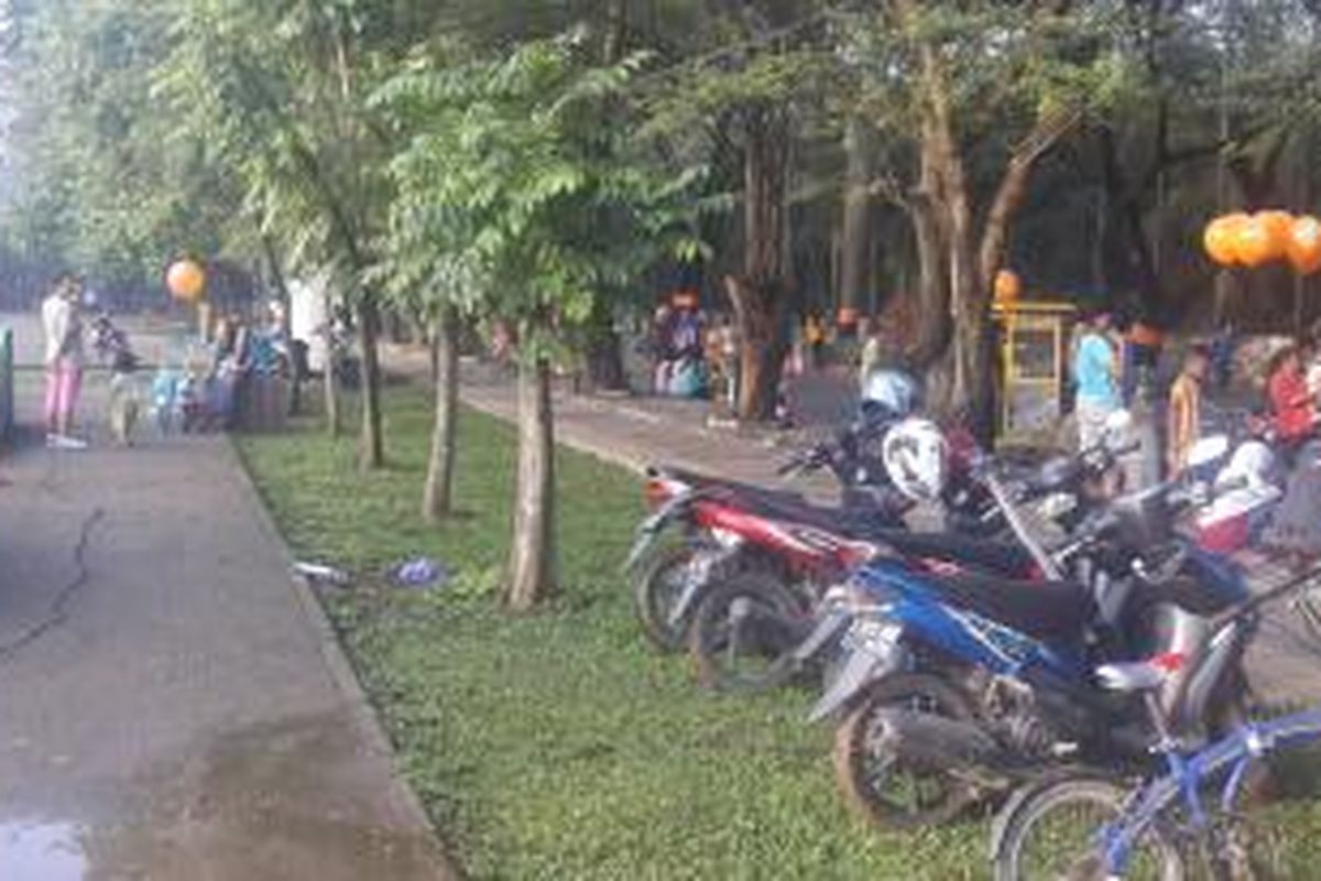 Sepeda motor warga peserta Car Free Day parkir di atas Skate Park, Tangerang, Minggu (5/4/2015).