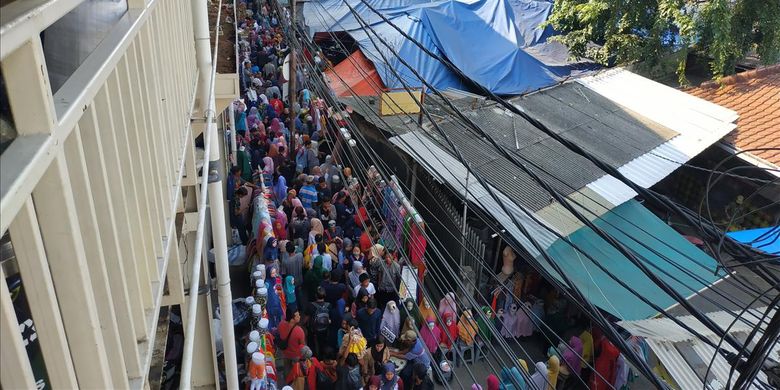 Selasa (28/5/2019) atau H-7 Lebaran, PKL di trotoar Jalan Jatibaru di bawah Skybridge Tanah Abang, Jakarta Pusat tampak berjejalan dan dikerubungi oleh pembeli yang tak kalah banyak jumlahnya.