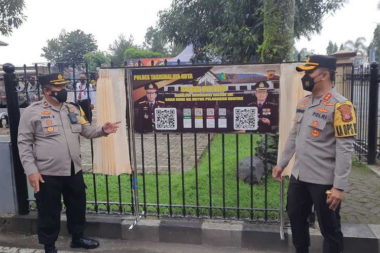 Kepala Polresta Tasikmalaya AKBP Aszhari Kurniawan, menunjukkan barcode PeduliLindungi yang diwajibakan setiap warga memindai barcoden di gerbang utama kantor Kepolisian, Senin (27/9/2021).