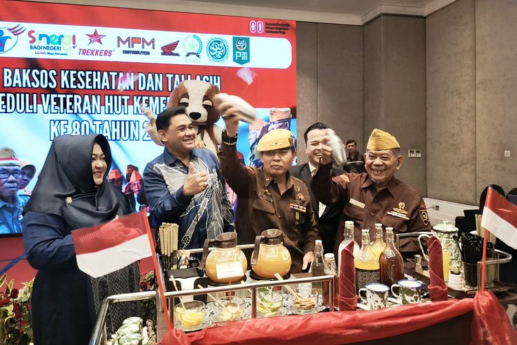 Menjelang peringatan Hari Kemerdekaan RI ke-80 tahun Yayasan Bangun Sehat Indonesiaku (YBSI) menggelar Baksos Kesehatan dan Tali Asih, Peduli Veteran HUT Kemerdekaan yang berlangsung di salah satu ruang pertemuan Hotel Ciputra Surabaya, Minggu (10/8/2025) siang.