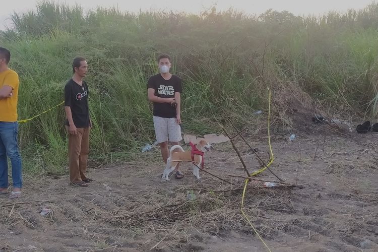 Moci anjing kesayangan Iwan Budi pegawai Bapenda Kota Semarang diajak mencari anggota tubuh korban mutilasi di Kawasan Pantai Marina Semarang. Rabu (14/9/2022)