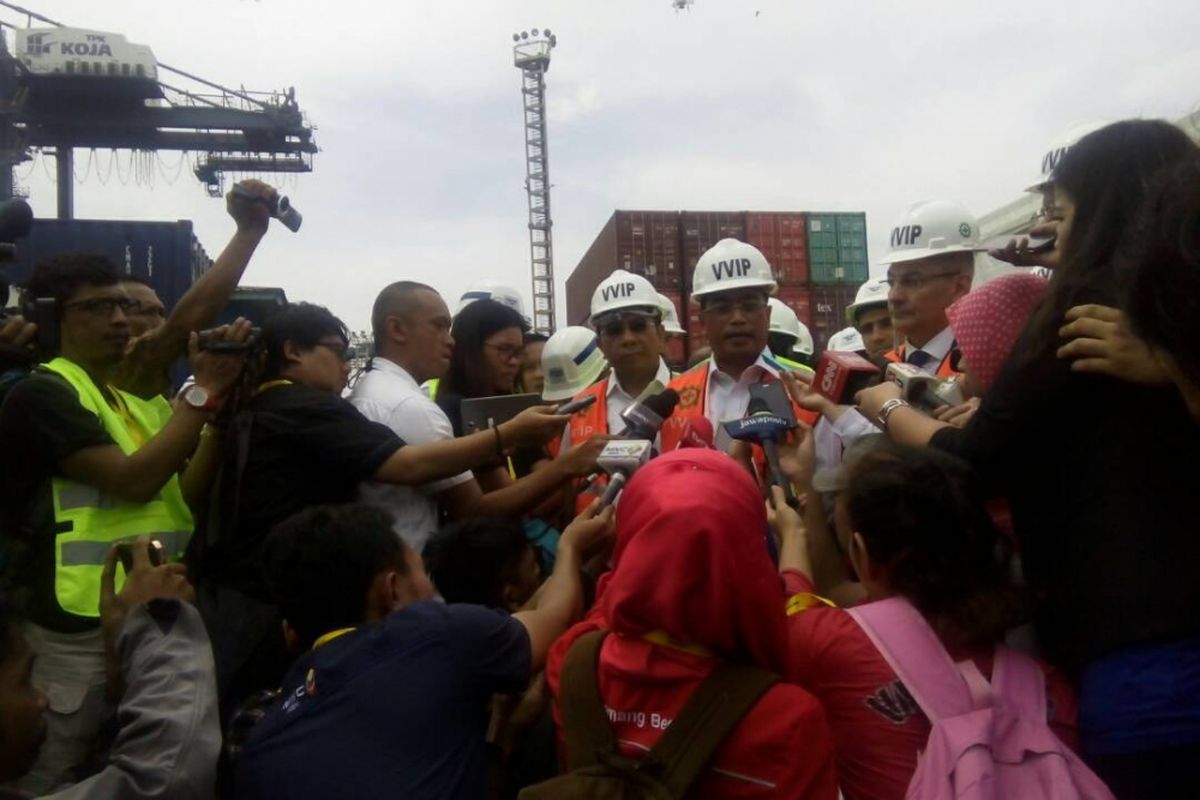 Menteri Perhubungan Budi Karya Sumadi menyambut kapal raksasa Otello berkapasitas 8.238 TEUs di Dermaga JICT, Jakarta, Minggu (23/4/2017).