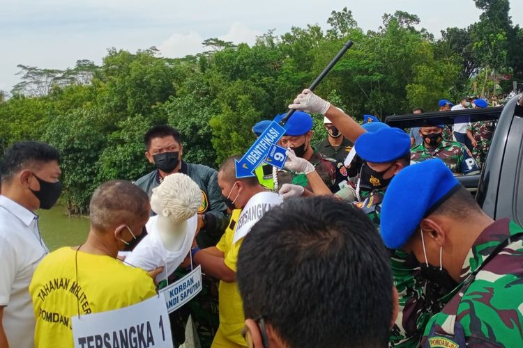 Rekonstruksi pembuangan sejoli korban tabrakan di atas jembatan Sungai Tajum Desa Menganti, Kecamatan Rawalo, Kabupaten Banyumas, Jawa Tengah, Senin (3/1/2022).