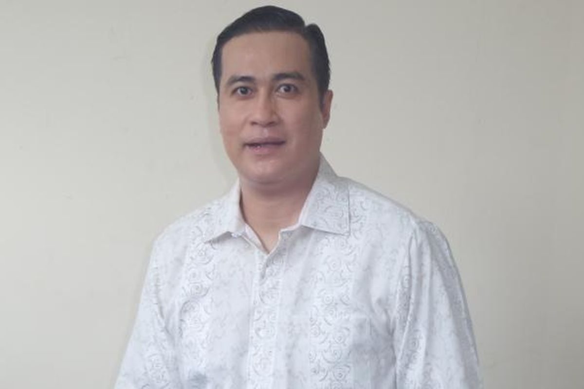 Adjie Pangestu diabadikan di sela shooting sinetron seri Anugerah Cinta di  Jalan Sepat, Jakarta Selatan, Selasa (3/1/2016).