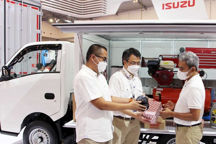 Inventory & Supply Operation Dept Head PT Isuzu Astra Motor Indonesia Iboy Ferdian (kiri) bersama Aftersales Business, Inventory & Logistic Division Head PT Isuzu Astra Motor Indonesia Budhi Prasetyo (tengah) dan VP of Sales & Business Development PT JNE Agusnur Widodo seusai berbicara kepada pers di Gaikindo Indonesia International Auto Show (GIIAS) di ICE BSD, Tangerang, Rabu (17/8/2022). 