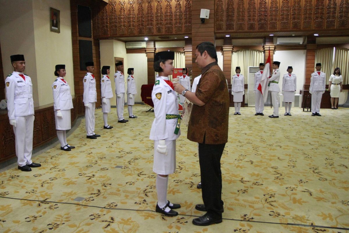  Wali Kota Semarang Hendrar Prihadi melantik 27 paskibra yang akan bertugas pada upacara peringatan Hari Kemerdekaan RI ke-72.