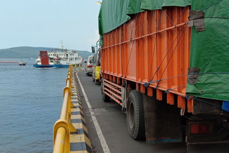 Antrean kendaraan yang menuju ke darmaga kapal di Pelabuhan ASDP Ketapang Banyuwangi 