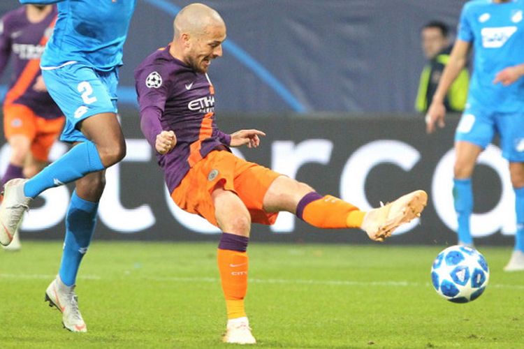 Aksi gelandang Manchester City, David Silva, saat melepaskan tembakan ke gawang Hoffenheim yang berbuah gol kemenangan dalam laga Grup F Liga Champions 2018-2019 di Stadion Wirsol Rhein Neckar Arena, Hoffenheim, Jerman, pada Selasa (2/10/2018).