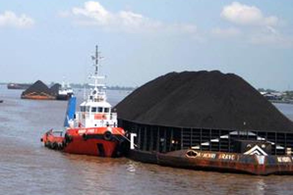 Tongkang pengangkut batu bara melintas di Sungai Barito, Banjarmasin, Kalimantan Selatan. Dalam enam bulan terakhir hingga Juni 2007, dari 33,3 juta ton volume pada lima jenis tambang ekspor andalan Kalsel, sebanyak 31,4 juta ton adalah batu bara. Sementara itu nilai ekspornya, dari 1,05 miliar dollar Amerika Serikat, sebanyak 1 miliar dollar AS dari batu bara.