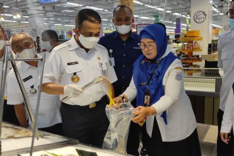 Pemkot Jakarta Timur melakukan sidak ketahanan pangan di Duren Sawit, Jakarta, Rabu (21/12/2022). 