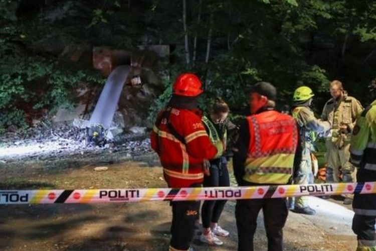 Polisi berada di dekat bunker di Oslo, Norwegia. Sebanyak 25 orang dilarikan ke rumah sakit karena teracuni karbon monoksida setelah menggelar pesta.