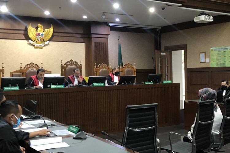 Mantan Direktur Keuangan dan Investasi PT Asuransi Jasa Indonesia (PT Asuransi Jasindo), Solihah jalani sidang dakwaan di Pengadilan Tindak Pidana Korupsi (Tipikor) Jakarta, Senin (11/10/2021). 