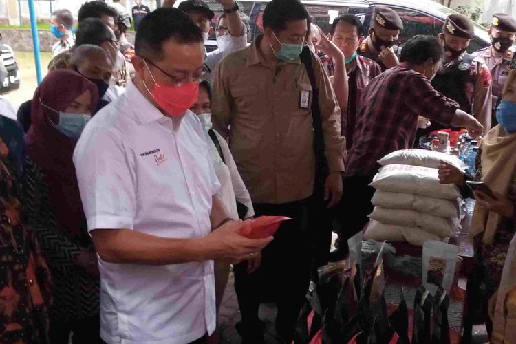 Social Affairs Minister Juliari Batubara (2nd-left) during his visit to Semarang regency in Central Java.