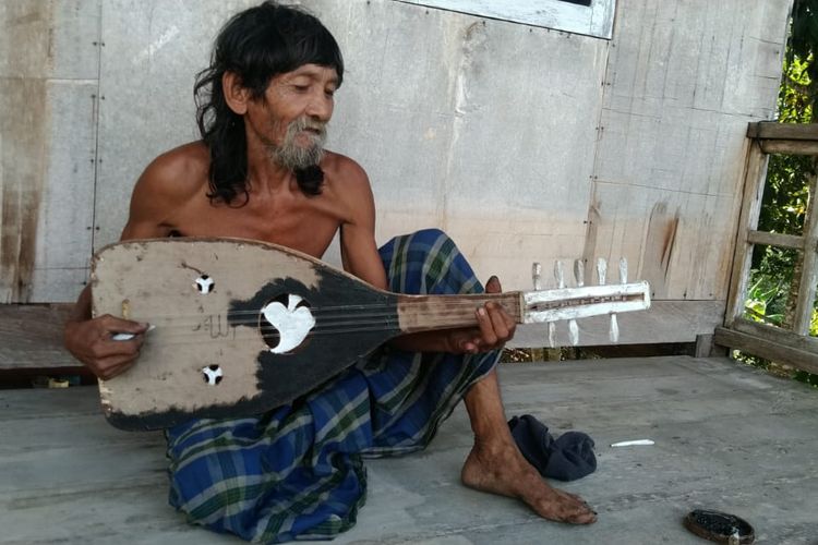 Daeng Patanga memperdengarkan alunan gambus di rumah warga di Tanjung Batu Nunukan Kaltara. Daeng merupakan eks TKI Malaysia yang tinggal di Nunukan demi mendapat kabar anak istrinya yang ada di Malaysia. Untuk survive ia membuat arang dan tinggal berpindah pindah dari satu kebun ke kebun lain