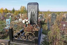 Batu Nisan di Makam Gadis Ini, Berbentuk iPhone Setinggi 1,5 Meter