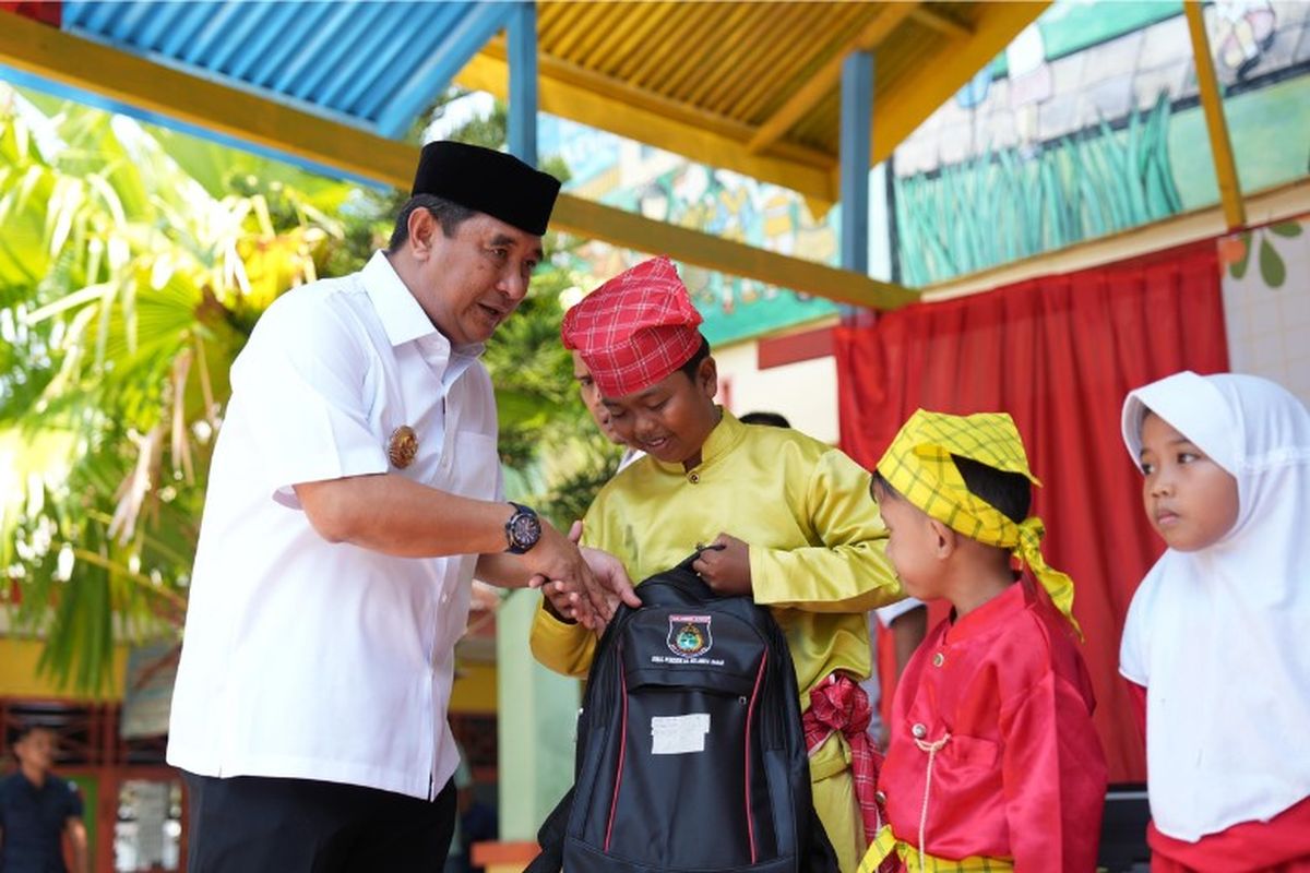 Pj Gubernur Sulbar Bahtiar Baharuddin bagikan perlengkapan sekolah untuk anak-anak kurang mampu. Program ini telah dilaksanakan di enam kabupaten, mencakup tingkat SD, SMP, hingga SMA/SMK di Sulbar. 