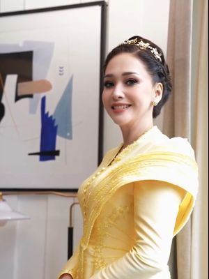 Maia Estianty tampil anggun di lamaran El Rumi?Syifa Hadju. Dari kebaya butter yellow hingga cincin statement, ini 9 detail gayanya.
