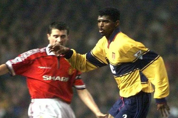 Nwankwo Kanu (kanan) dibayangi Roy Keane dalam pertandingan Piala FA Man United vs Arsenal di stadion Old Trafford di Manchester 17 Februari 1999. (GAMBAR ELEKTRONIK) (Foto oleh OWEN HUMPHREYS / PRESS ASSOCIATION / AFP)