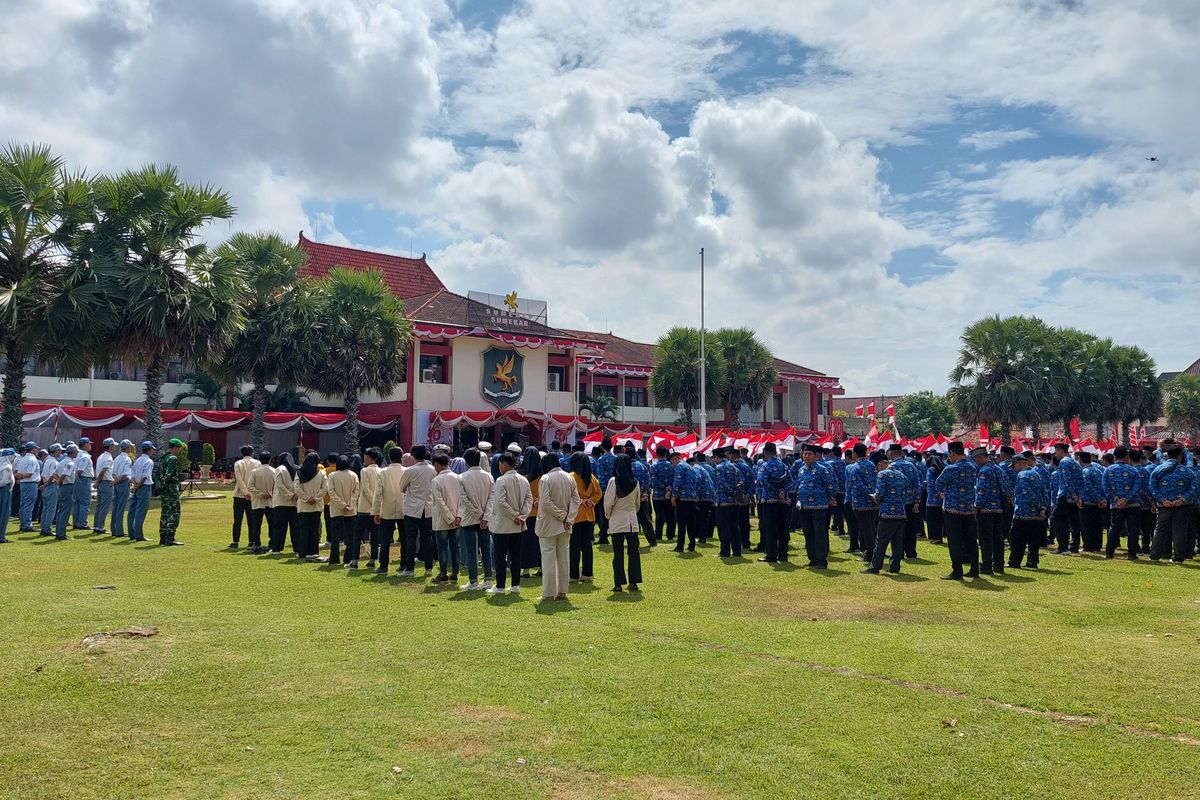 Suasana saat upacara bendera di halaman kantor Pemkab Sumenep. 