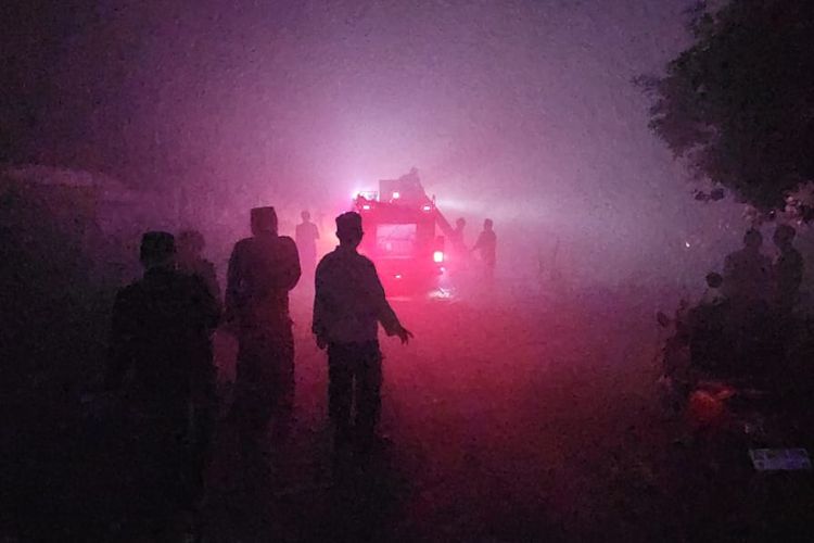 Kebakaran di sebuah pabrik tradisional penggilingan tebu untuk gula merah di Desa Cendono, Kecamatan Kandat, Kabupaten Kediri, Jawa Timur, Senin (10/6/2024) malam.