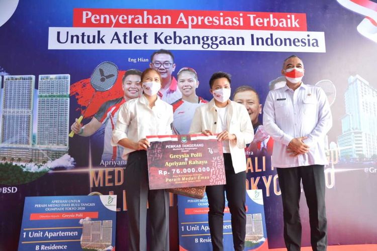 Greysia Polii dan Apriyani saat menerima bonus dari Bupati Tangerang, Ahmed Zaki Iskandar, Rabu (18/8/2021).