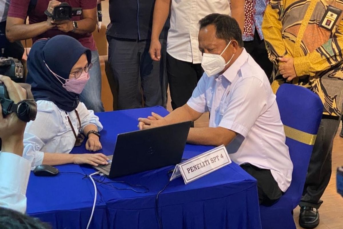 Menteri Dalam Negeri (Mendagri) Toto Karnavian melaporkan surat pemberitahuan tahunan (SPT) Pajak di Kantor Pelayanan Pajak (KPP) Pratama Mampang Prapatan, Jakarta Selatan, pada Rabu (9/3/2022).