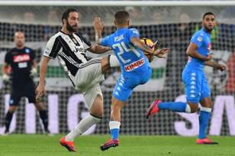 Gelandang Napoli, Lorenzo Insigne (kanan), berduel dengan striker Juventus, Gonzalo Higuain, dalam lanjutan Serie A di Stadion Juventus, Sabtu (29/10/2016) waktu setempat.