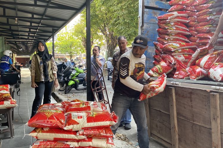 Bulog Diminta Banjiri Ritel dengan Beras Premium, Risiko Kerugian Jadi Sorotan