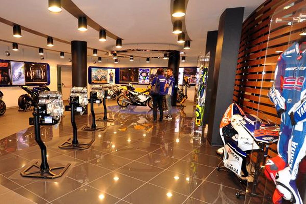 Gedung utama yang memajang pacuan para jawara MotoGP Yamaha.