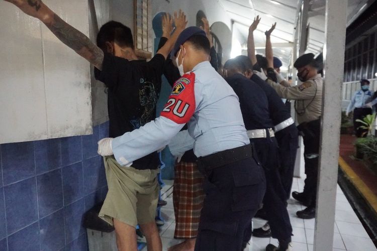 Tim gabungan memeriksa tiap warga binaan dalam razia pada Rumah Tahanan Negara (Rutan) II B Wates, Kabupaten Kulon Progo, Daerah Istimewa Yogyakarta. Petugas menemukan sejumlah barang terlarang dari antara para warga binaan.