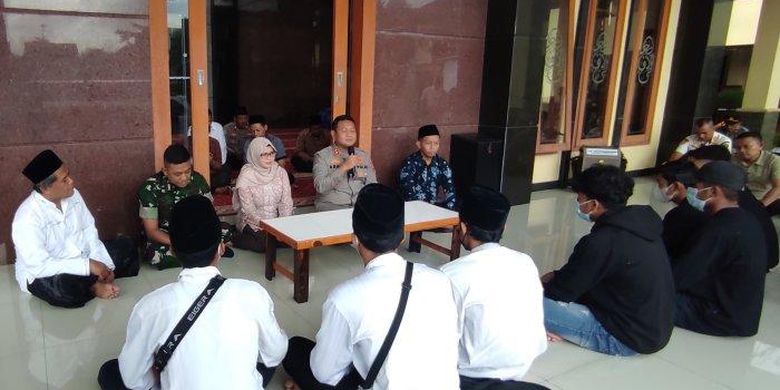 Sejumlah remaja yang diamankan hendak melakukan perang sarung dikumpulkan di Masjid Polres Blitar Kota untuk mengikuti pesantren kilat, Sabtu (1/4/2023) 