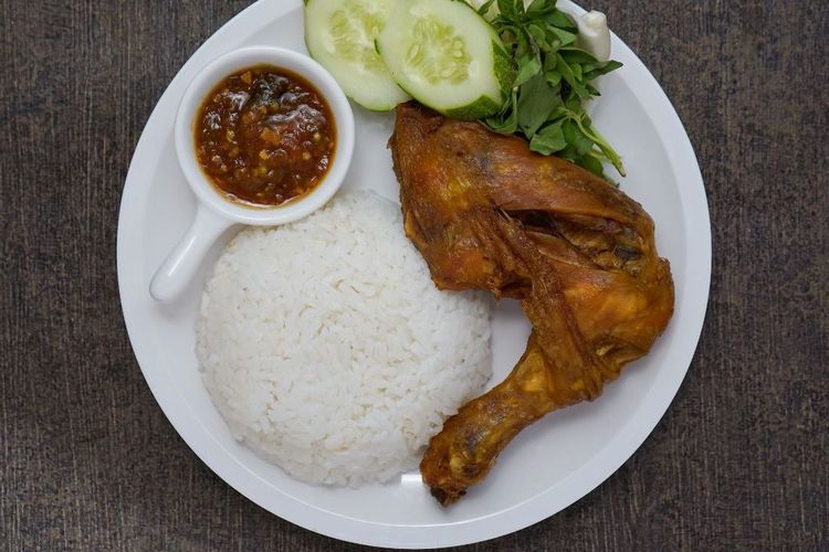 Bahan bumbu marinasi ayam goreng agar tidak bau amis.